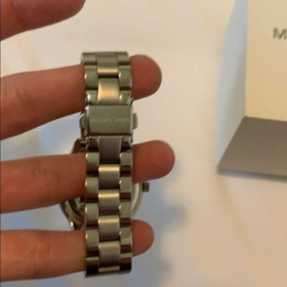 Two tone Michael kors Watch - Picture 3 of 5